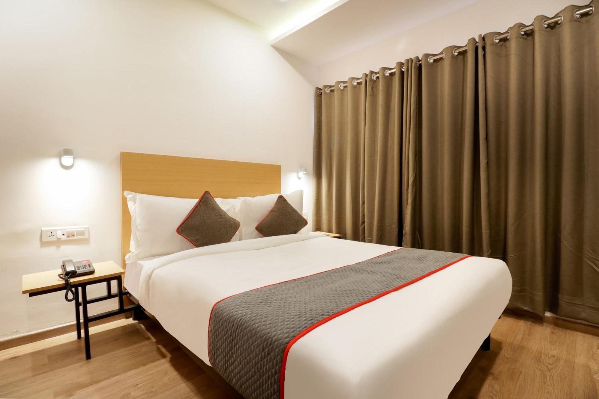 Super Townhouse The Landmark Indore Eksteriør billede